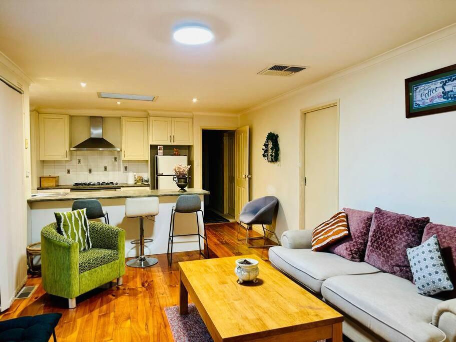 Cosy Vintage Holiday home Craigieburn